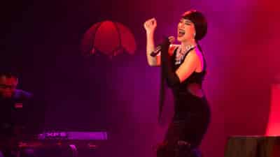 Disfruta del increíble concierto de Susana Zabaleta, reviviendo los éxitos del Rock Pop de los 80 en el Lunario. ¡No te lo pierdas!